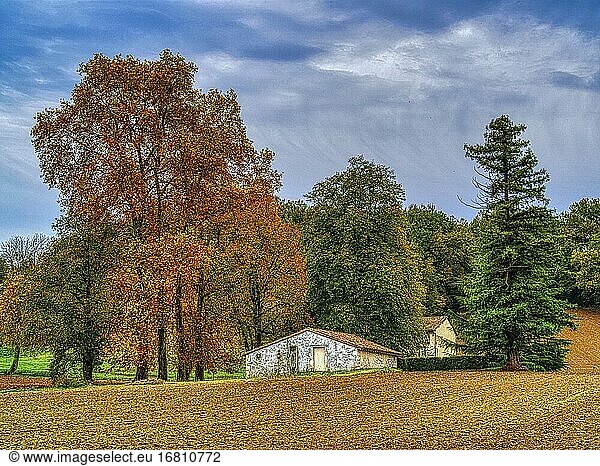 Bauernhofgebäude im Herbst in der Nähe von Eymet  Departement Dordogne  Nouvelle-Aquitaine  Frankreich.