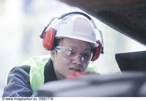 Bauingenieur mit Helm auf einer Straßenbaustelle
