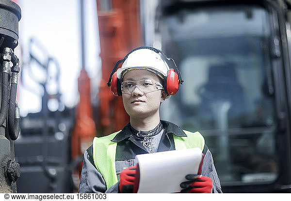 Bauingenieur mit Helm in einer Straße