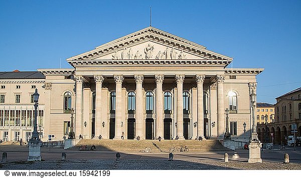 Bayerische Staatsoper  Menschen sonnen sich an Säulen  Max-Joseph-Platz  München  Bayern  Deutschland  Europa