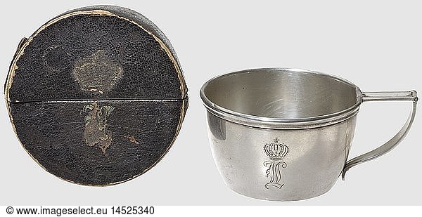BAYERN KÃ–NIGSHAUS  KÃ¶nig Ludwig II. (1841 - 1886) - Reisetasse  Silber  schauseitig graviertes  gekrÃ¶ntes Monogramm. Ausklappbarer Henkel  darauf Feingehaltstempel '900'. Durchmesser 75 mm  HÃ¶he 47 mm. Dazu der TransportbehÃ¤lter aus lederbezogener Pappe  auf der Oberseite Reste der in Gold aufgeprÃ¤gten kÃ¶niglichen Chiffre. Bei seinen Bergtouren lieÃŸ der KÃ¶nig meist umfangreiches Tafel- und KÃ¼chengerÃ¤t mitfÃ¼hren um standesgemÃ¤ÃŸ in der Natur zu speisen
