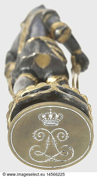 BAYERN KÃ–NIGSHAUS  KÃ¶nig Ludwig II. von Bayern (1845 - 1886) - persÃ¶nliches Petschaft  Bronze  versilbert und vergoldet. Der Griff in Form eines historisierenden Ritters in voller RÃ¼stung  die rechte Hand auf sein goldenes Schwert gestÃ¼tzt  in der Linken das Schild mit den franzÃ¶sischen Lilien. Auf neogotischem Sockel. Die SiegelflÃ¤che mit gespiegeltem Monogramm 'L' nach dem Vorbild des franzÃ¶sischen SonnenkÃ¶nigs Louis XIV  unter bayerischer KÃ¶nigskrone. HÃ¶he 10 8 cm. In samt- und seidegefÃ¼ttertem Etui mit Etikett und handgeschriebener Inventarnummer '306.' auf dem Deckel  im Boden Reste eines weiteren Etiketts. Vgl. ein Ã¤hnliches Petschaft mit der geharnischten Figur Lohengrins aus KÃ¶nig Ludwigs Schreibzimmer in der KÃ¶nigswohnung der MÃ¼nchner Residenz in 'KÃ¶nig Ludwig II-Museum Herrenchiemsee'  Kat.Nr. 308  abgebildet und beschrieben auf S. 412. Provenienz: ZAM - Zentrum fÃ¼r AuÃŸergewÃ¶hnliche Museen  MÃ¼nchen. Ausgestellt unter Inventarnummer 51 in der Sonderausstellung 'Das Siegel in meiner Hand - Petschaften bedeutender PersÃ¶nlichkeiten des 18  19. und des frÃ¼hen 20. Jhdts.' vom 23.7. bis 15.11.2001. Dazu das ehemalige AusstellungskÃ¤rtchen  drei Farbfotos  ein Siegelabdruck sowie in Kopie ein Presseschreiben fÃ¼r die Ausstellung der damaligen Museumsleiterin mit namentlicher ErwÃ¤hnung dieses Petschafts BAYERN KÃ–NIGSHAUS, KÃ¶nig Ludwig II. von Bayern (1845 - 1886) - persÃ¶nliches Petschaft, Bronze, versilbert und vergoldet. Der Griff in Form eines historisierenden Ritters in voller RÃ¼stung, die rechte Hand auf sein goldenes Schwert gestÃ¼tzt, in der Linken das Schild mit den franzÃ¶sischen Lilien. Auf neogotischem Sockel. Die SiegelflÃ¤che mit gespiegeltem Monogramm 'L' nach dem Vorbild des franzÃ¶sischen SonnenkÃ¶nigs Louis XIV, unter bayerischer KÃ¶nigskrone. HÃ¶he 10,8 cm. In samt- und seidegefÃ¼ttertem Etui mit Etikett und handgeschriebener Inventarnummer '306.' auf dem Deckel, im Boden Reste eines weiteren Etiketts. Vgl. ein Ã¤hnliches Petschaft mit der geharnischten Figur Lohengrins aus KÃ¶nig Ludwigs Schreibzimmer in der KÃ¶nigswohnung der MÃ¼nchner Residenz in 'KÃ¶nig Ludwig II-Museum Herrenchiemsee', Kat.Nr. 308, abgebildet und beschrieben auf S. 412. Provenienz: ZAM - Zentrum fÃ¼r AuÃŸergewÃ¶hnliche Museen, MÃ¼nchen. Ausgestellt unter Inventarnummer 51 in der Sonderausstellung 'Das Siegel in meiner Hand - Petschaften bedeutender PersÃ¶nlichkeiten des 18, 19. und des frÃ¼hen 20. Jhdts.' vom 23.7. bis 15.11.2001. Dazu das ehemalige AusstellungskÃ¤rtchen, drei Farbfotos, ein Siegelabdruck sowie in Kopie ein Presseschreiben fÃ¼r die Ausstellung der damaligen Museumsleiterin mit namentlicher ErwÃ¤hnung dieses Petschafts,