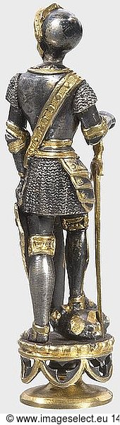 BAYERN KÃ–NIGSHAUS  KÃ¶nig Ludwig II. von Bayern (1845 - 1886) - persÃ¶nliches Petschaft  Bronze  versilbert und vergoldet. Der Griff in Form eines historisierenden Ritters in voller RÃ¼stung  die rechte Hand auf sein goldenes Schwert gestÃ¼tzt  in der Linken das Schild mit den franzÃ¶sischen Lilien. Auf neogotischem Sockel. Die SiegelflÃ¤che mit gespiegeltem Monogramm 'L' nach dem Vorbild des franzÃ¶sischen SonnenkÃ¶nigs Louis XIV  unter bayerischer KÃ¶nigskrone. HÃ¶he 10 8 cm. In samt- und seidegefÃ¼ttertem Etui mit Etikett und handgeschriebener Inventarnummer '306.' auf dem Deckel  im Boden Reste eines weiteren Etiketts. Vgl. ein Ã¤hnliches Petschaft mit der geharnischten Figur Lohengrins aus KÃ¶nig Ludwigs Schreibzimmer in der KÃ¶nigswohnung der MÃ¼nchner Residenz in 'KÃ¶nig Ludwig II-Museum Herrenchiemsee'  Kat.Nr. 308  abgebildet und beschrieben auf S. 412. Provenienz: ZAM - Zentrum fÃ¼r AuÃŸergewÃ¶hnliche Museen  MÃ¼nchen. Ausgestellt unter Inventarnummer 51 in der Sonderausstellung 'Das Siegel in meiner Hand - Petschaften bedeutender PersÃ¶nlichkeiten des 18  19. und des frÃ¼hen 20. Jhdts.' vom 23.7. bis 15.11.2001. Dazu das ehemalige AusstellungskÃ¤rtchen  drei Farbfotos  ein Siegelabdruck sowie in Kopie ein Presseschreiben fÃ¼r die Ausstellung der damaligen Museumsleiterin mit namentlicher ErwÃ¤hnung dieses Petschafts