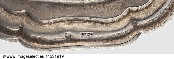 BAYERN KÃ–NIGSHAUS  KÃ¶nig Ludwig II. von Bayern (1845 - 1886)  silberne Sauciere aus dem Tafelservice des KÃ¶nigs Hofjuwelier Eduard Wollenweber  MÃ¼nchen um 1870/80. Silber mit dreifach gebÃ¤ndertem Randdekor und eingerolltem GriffstÃ¼ck mit punziertem Blattdekor  am GriffrÃ¼cken graviertes  gespiegeltes Monogramm 'L' unter bayerischer KÃ¶nigskrone in Anlehnung an das Monogramm des SonnenkÃ¶nigs Louis XIV. Silbervergoldete und umgebÃ¶rdelte (an einer Stelle gelÃ¶ste) Einlage. Meisterpunze 'Wollenweber' und 'MÃ¼nchner Kindl'-Marke. Der getreppte FuÃŸ mit Punze 'E.W.' und erneuter MÃ¼nchner Stadtmarke. MaÃŸe ca. 22 x 12 x 17 cm  Gewicht 957 g. Von allergrÃ¶ÃŸter Seltenheit