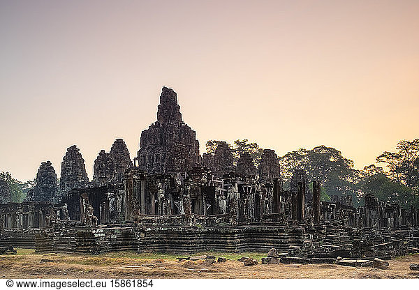 Bayon-Tempelruinen bei Sonnenaufgang  Siem Reap  Kambodscha