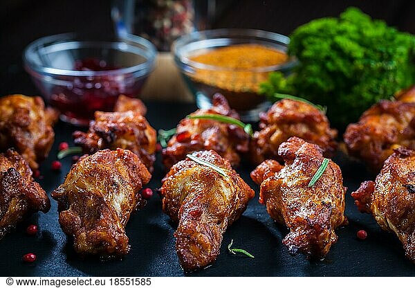 BBQ Hähnchenflügel mit Gewürzen und Dips