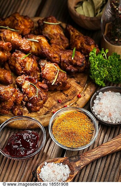 BBQ Hähnchenflügel mit Gewürzen und Dips
