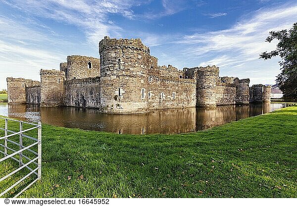 Beaumaris  Anglesey  Wales  Vereinigtes Königreich. Die Burg aus dem 14. Jahrhundert ist Teil der UNESCO-Welterbestätte  die eine Gruppe von Burgen und Stadtmauern von König Edward in Gwynedd umfasst. Die Burg Harlech und die Burgen und Festungsanlagen von Caernarfon und Conwy sind die anderen Stätten dieser Gruppe.