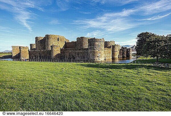Beaumaris  Anglesey  Wales  Vereinigtes Königreich. Die Burg aus dem 14. Jahrhundert ist Teil der UNESCO-Welterbestätte  die eine Gruppe von Burgen und Stadtmauern von König Edward in Gwynedd umfasst. Die Burg Harlech und die Burgen und Festungsanlagen von Caernarfon und Conwy sind die anderen Stätten dieser Gruppe.