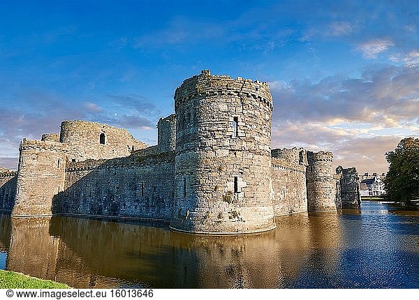 Beaumaris Castle  mit Blick auf Snowdonia  erbaut 1284 von Edward dem Ersten  wird von der UNESCO als eines der besten Beispiele für Militärarchitektur aus dem 13. Eine Unesco-Welterbestätte. Beaumaris  Insel Anglesey  Wales.