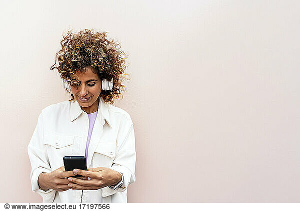 beautiful woman listening to music with her smartphone