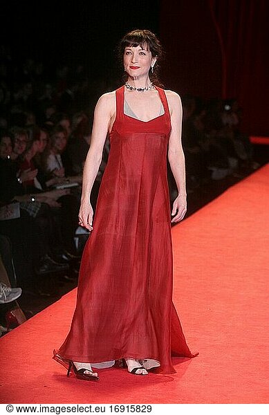 BEBE NEUWIRTH 2006.THE HEART TRUTH' RED DRESS COLLECTION FASHION SHOW AT BRYANT PARK.Photo By John Barrett/PHOTOlink.net..