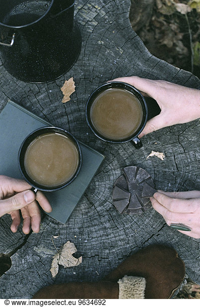 Becher Baum Wald Paar Paare Handschuh 2 Baumstamm Stamm Kaffee Kaffeekanne