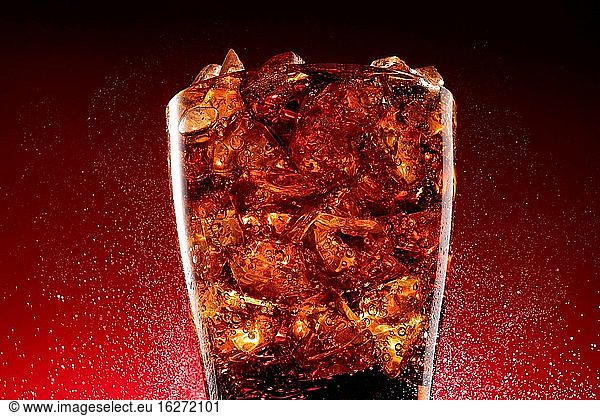 Becher Cola mit Eis