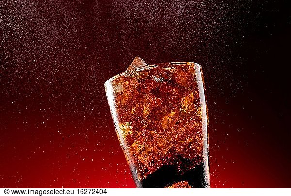 Becher Cola mit Eis