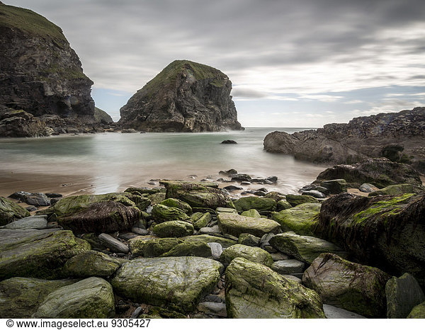 Bedruthan Steps  zerklüftete Bucht an der Westküste von Cornwall  Großbritannien
