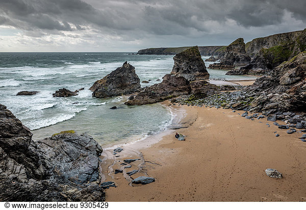 Bedruthan Steps  zerklüftete Bucht an der Westküste von Cornwall  Großbritannien