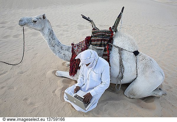 Beduine mit einem Laptop in der Sahara.