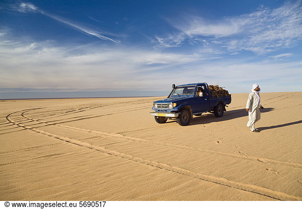 Beduine mit Jeep in der libyschen Wüste  Erg Murzuk  Libyen  Sahara  Nordafrika  Afrika