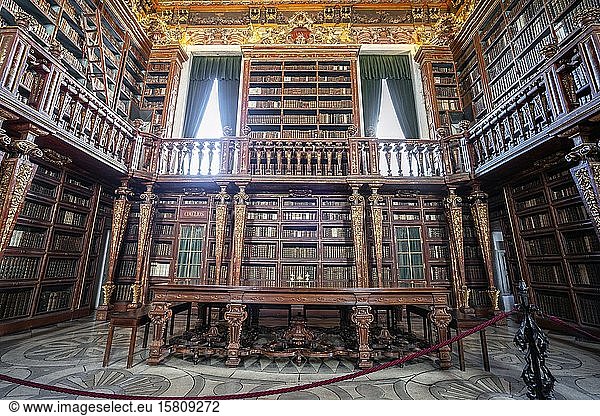 Beeindruckendes Interieur der Bibliothek in der historischen Universität von Coimbra  Portugal  Europa