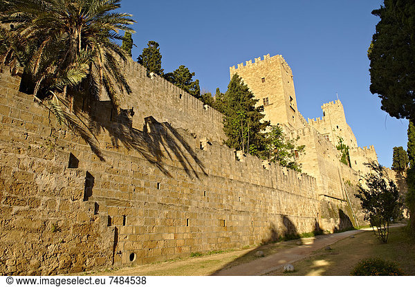 Befestigungsanlagen aus dem 14. Jahrhundert  mittelalterlicher Großmeisterpalast des Johanniterordens  Rhodos  UNESCO Weltkulturerbe  Griechenland  Europa
