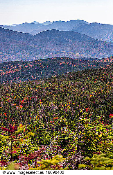 Beginn des Herbstlaubs in den White Mountains von New Hampshire.