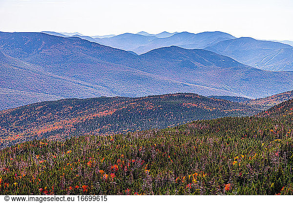 Beginn des Herbstlaubs in den White Mountains von New Hampshire.