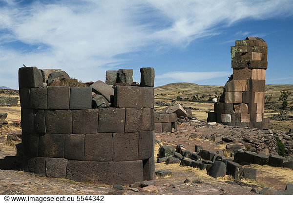 Begräbnistürme  sog. chullpas  des Aymara-Volkes aus der Colla-Kultur oberhalb des Umayo-Sees bei Puno  im 15. Jahrhundert von den Inkas erobert und weiter verwendet  Sillustani  Peru  Südamerika
