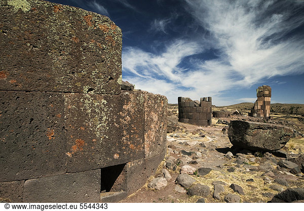 Begräbnistürme  sog. chullpas  des Aymara-Volkes aus der Colla-Kultur oberhalb des Umayo-Sees bei Puno  im 15. Jahrhundert von den Inkas erobert und weiter verwendet  Sillustani  Peru  Südamerika