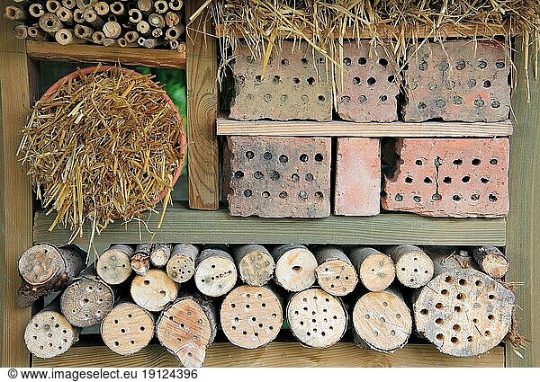 Behausung mit Holz  Stroh etc. für Bienen und andere Insekten  formatfüllend