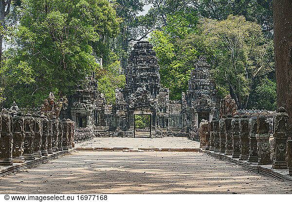 bei den antiken Ruinen von Angkor Wat