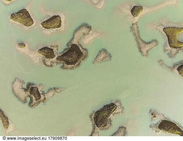Bei Ebbe tauchen Landstücke im Sumpfgebiet der Bahía de Cádiz auf  Luftbild  Drohnenaufnahme  Provinz Cádiz  Andalusien  Spanien  Europa