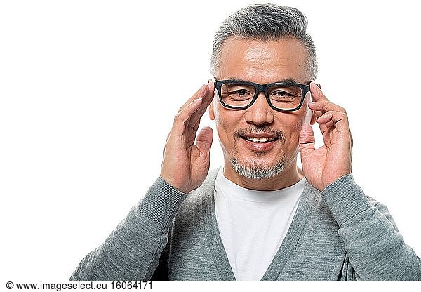 Beide Hände auf der Brille bei Männern mittleren Alters