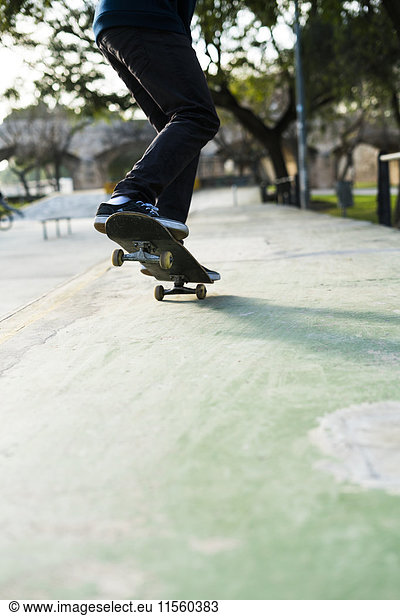 Beine eines Skateboardfahrers im Skatepark