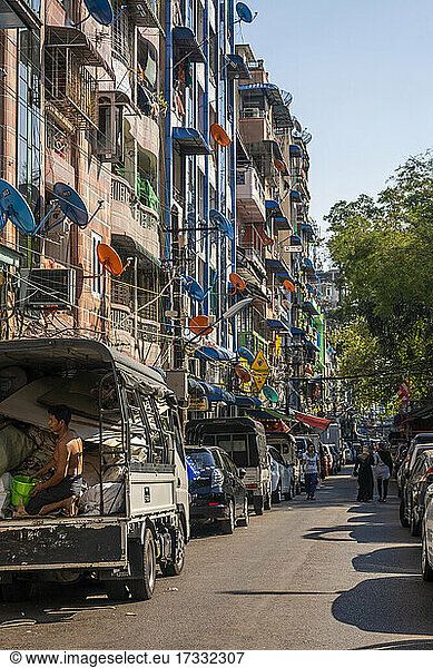 Belebte Straße in der Innenstadt von Yangon  Myanmar