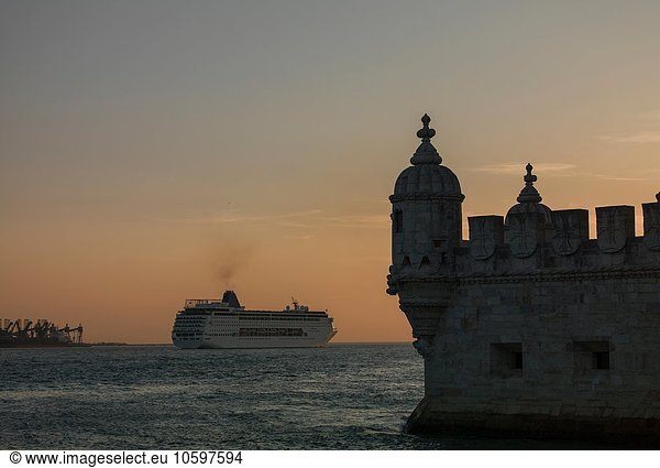 Belem Tower und Kreuzfahrtschiff auf dem Tejo bei Sonnenuntergang  Lissabon  Portugal