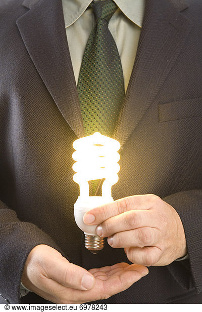 beleuchtet  Energie  energiegeladen  Geschäftsmann  halten  Glühbirne  Effizienz