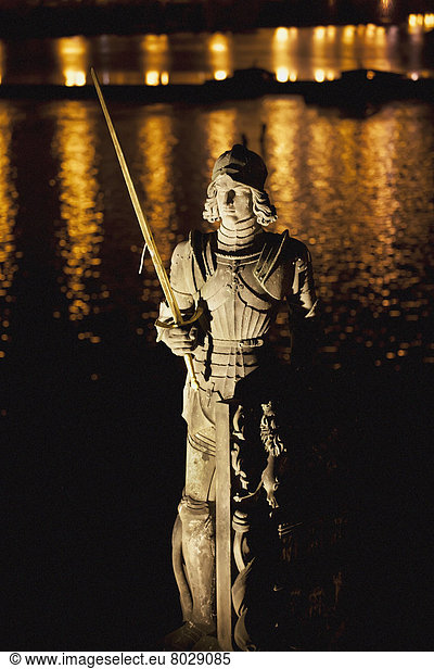 beleuchtet  Wasser  Beleuchtung  Licht  Spiegelung  Hintergrund  Statue