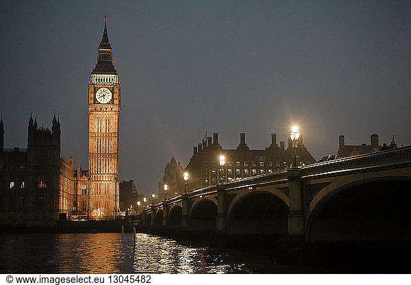Beleuchtete Big-Ben- und Westminster-Brücke gegen klaren Himmel bei Nacht