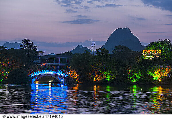 beleuchtete Brücke im Zentrum von Guilin