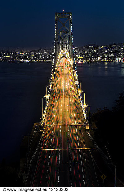 Beleuchtete Erkerbrücke bei Nacht