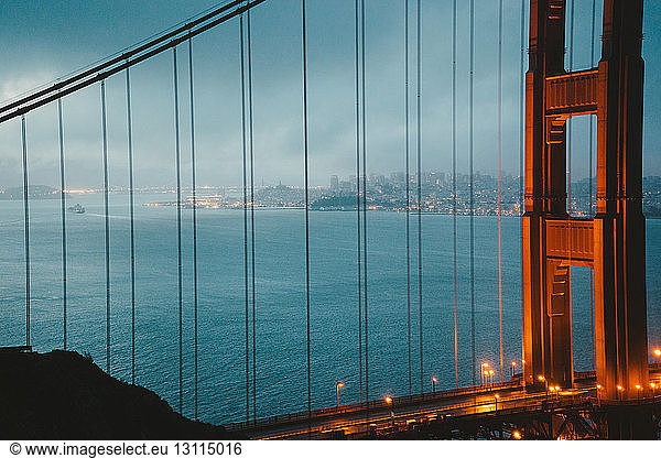 Beleuchtete Golden Gate Bridge gegen den Himmel in der Abenddämmerung