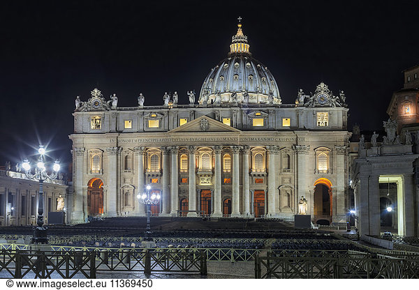 Beleuchtete Kathedrale und Säule auf dem Petersplatz  Rom  Italien