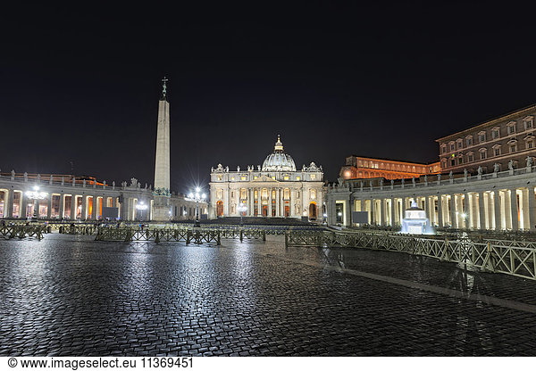 Beleuchtete Kathedrale und Säule auf dem Petersplatz  Rom  Italien