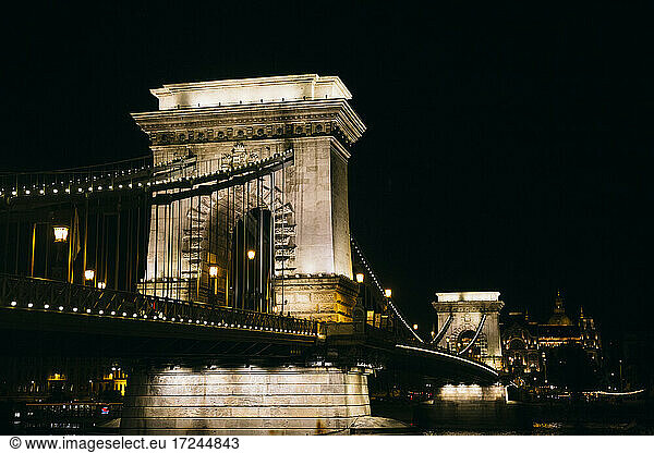Beleuchtete Kettenbrücke bei Nacht in Budapest  Ungarn