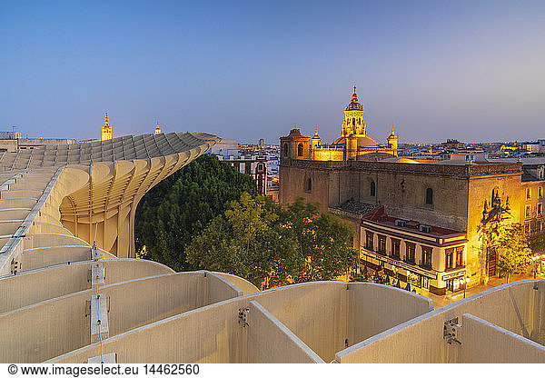 Beleuchtete Kirche der Verkündigung vom Dach des Metropol Parasol  Plaza de la Encarnacion  Sevilla  Andalusien  Spanien