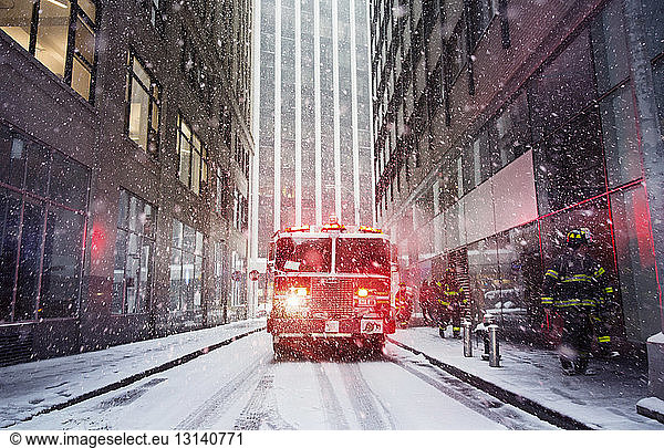 Beleuchtete Scheinwerfer eines Feuerwehrwagens in der Stadt im Winter