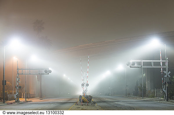 Beleuchtete Straßen nachts bei Nebel