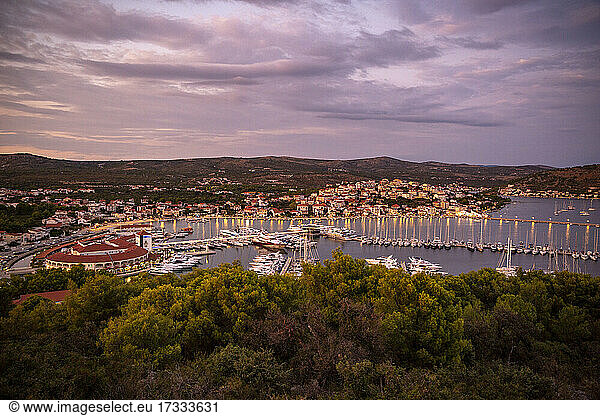 Beleuchteter Hafen bei der Stadt in der Abenddämmerung  Rogoznica  Dalmatien  Kroatien