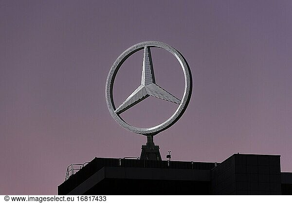 Beleuchteter Mercedes-Stern auf Mercedes Benz Gebäude in Stuttgart-Untertürkheim  Baden-Württemberg  Deutschland  Europa